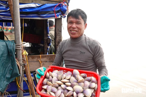 Trúng đậm ngao tím, ngư dân thu tiền triệu sau mỗi đêm ra khơi- Ảnh 4. Ngao tím xuất hiện cách bờ khoảng 10-15m, ngư dân thường sử dụng lưới kéo đi dọc bờ biển để đánh bắt. Nhiều thời điểm có sóng lớn, ngao tím bị đánh dạt vào bờ nên người dân đi dọc bờ biển để nhặt