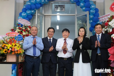 Thêm một viện nghiên cứu phát triển nguồn lực xã hội tại TP.HCM- Ảnh 1. Đại biểu cắt băng khai trương Viện Phát triển nguồn lực xã hội Phương Nam tại quận 1, TP.HCM - Ảnh: NGỌC PHƯỢNG