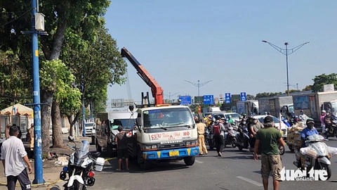 Ùn tắc kéo dài vào giờ cao điểm sau tai nạn trên đường Trường Chinh- Ảnh 5. 9h30 sáng 4-3, xe cứu hộ di dời chiếc ô tô 16 chỗ đi nơi khác