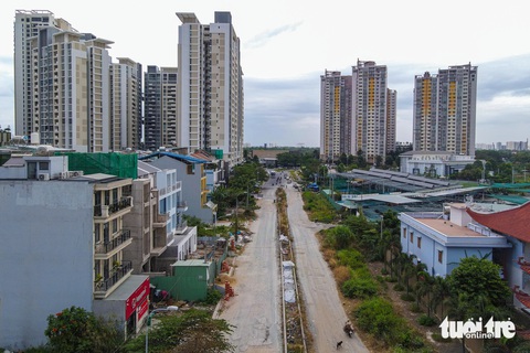Nhiều hạ tầng chưa bàn giao, TP.HCM chỉ đạo Sở Xây dựng rà soát- Ảnh 1. Một đoạn đường Vũ Tông Phan (khu đô thị An Phú, TP Thủ Đức) bị hư hỏng, chưa bàn giao hạ tầng cho Nhà nước quản lý - Ảnh: CHÂU TUẤN