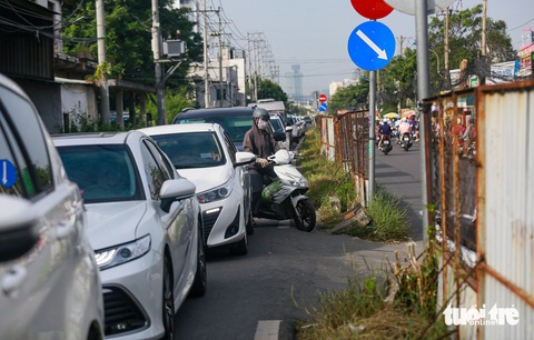 Nhiều hạ tầng chưa bàn giao, TP.HCM chỉ đạo Sở Xây dựng rà soát- Ảnh 2. Đường Lương Định Của làm hơn 8 năm chưa mở xong do chủ đầu tư khu đô thị phát triển An Phú chưa bàn giao đủ mặt bằng - Ảnh: CHÂU TUẤN