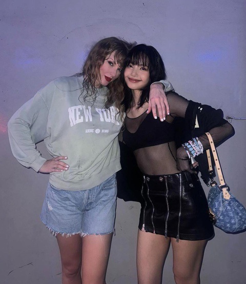 Lisa (BlackPink) chụp ảnh kỉ niệm cùng Taylor Swift sau concert The Eras Tour tại Singapore - Ảnh: NVCC Lisa (BlackPink) chụp ảnh kỷ niệm cùng Taylor Swift sau concert The Eras Tour tại Singapore - Ảnh: NVCC