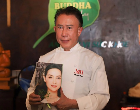 Ông Yan Can Cook tại nhà hàng Buddha Chay - Ảnh: BTC Ông Yan Can Cook cầm quyển sách Tịnh Bình - Tưởng nhớ Phi Nhung - quyển sách lưu giữ kỷ niệm về cuộc đời của Phi Nhung - Ảnh: BTC