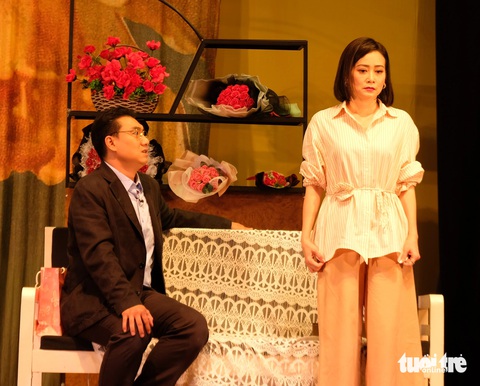 Công Danh (bìa trái) và Tuyết Thu trong vở Lồng sắt - Ảnh: LINH ĐOAN Công Danh (bên trái) và Tuyết Thu trong vở Lồng sắt - Ảnh: LINH ĐOAN