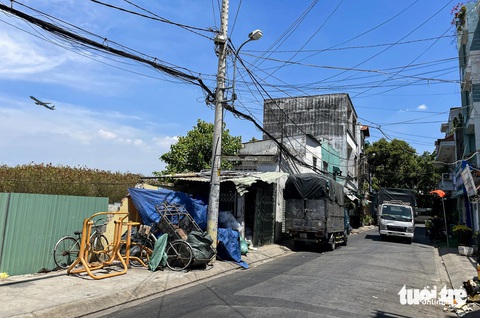Mở rộng đường C12 vào Tân Sơn Nhất có nguy cơ chậm vì vướng mặt bằng- Ảnh 1. Khu vực các mặt bằng chưa được bàn giao để mở rộng đường C12 (thuộc đường nối Trần Quốc Hoàn - Cộng Hòa, dẫn vào nhà ga T3 Tân Sơn Nhất) - Ảnh: CHÂU TUẤN