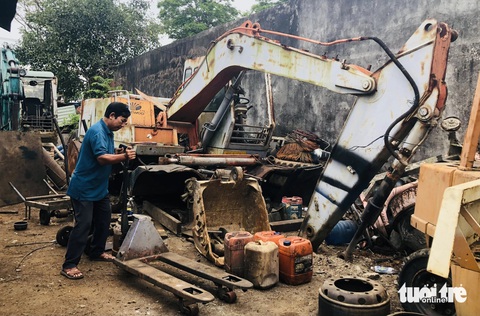 Vụ phường phải bồi thường vì giữ xe trái luật: Trước mắt ứng ngân sách, ai sai phải hoàn lại- Ảnh 3. Xe bị giữ trái luật giờ như đống sắt vụn - Ảnh: ĐOÀN CƯỜNG