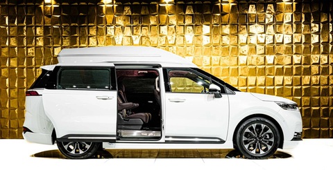 Kia Carnival độ sang như Rolls-Royce, giá ngang Mercedes-Benz S-Class- Ảnh 4. Một trong những thay đổi quan trọng nhất của Kia Carnival phiên bản Hollmann là thiết kế mái cao, mang đến không gian thoáng đãng hơn cho người sử dụng. Điều này cũng sẽ xuất hiện trên Carnival Hi-Limousine của Kia. Thông tin tiết lộ cho biết trần xe được nới cao 305mm