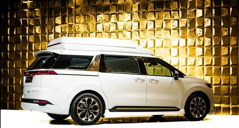 Kia Carnival độ sang như Rolls-Royce, giá ngang Mercedes-Benz S-Class- Ảnh 9. Kia Carnival ở Mỹ có giá từ 33.600 USD đến 46.700 USD. Trong khi đó, Kia Carnival Hi-Limousine Hollmann International có giá 114.002 euro, hay 123.500 USD. Số tiền này gần đủ để mua được Mercedes-Benz S-Class (125.000 USD) ở Mỹ. Giá này cũng cao hơn giá dự kiến của Kia Carnival Hi-Limousine chính hãng bản cao cấp nhất là 103,6 triệu won (78.000 USD)
