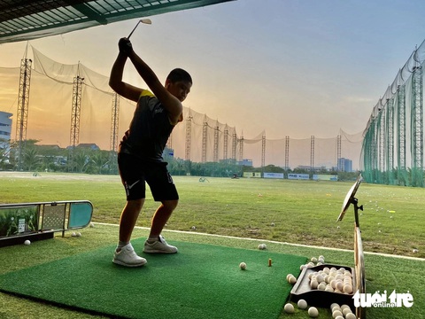 Cho thuê tài sản công ở Đà Nẵng: gầm tam cấp thu về 372 triệu/năm- Ảnh 1. Sân tập golf tại công viên Thanh Niên ở Đà Nẵng cho thuê 10 năm với trị giá hợp đồng 24,25 tỉ đồng - Ảnh: TRƯỜNG TRUNG
