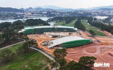 90 ngày xin cấp phép cho công trình trái phép Đồi Cù Đà Lạt- Ảnh 2. Công trình trái phép bên trong Đồi Cù Đà Lạt - Ảnh: M.V