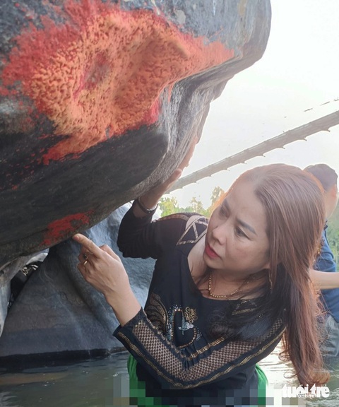 Tảng đá đỏ chót như 'nở hoa' khiến dân mạng xôn xao, chính quyền nói gì?- Ảnh 8. Người dân đến xem tảng đá - Ảnh: T.UYÊN