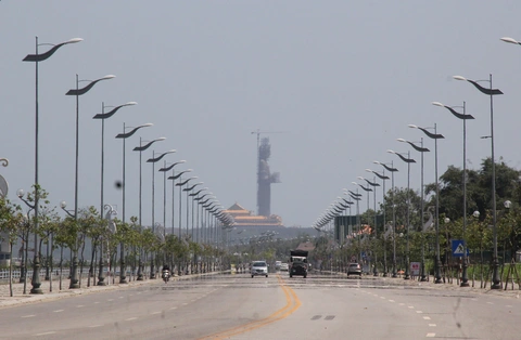 Ghé núi Thiên Mã, chiêm bái tượng Phật Quan Âm cao nhất Đông Nam Á- Ảnh 8. Đi trên đường Trường Sa, du khách dễ dàng nhìn thấy chùa Minh Đức và tượng Quan Âm cao nhất Đông Nam Á