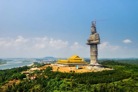 Ghé núi Thiên Mã, chiêm bái tượng Phật Quan Âm cao nhất Đông Nam Á- Ảnh 14. Toàn bộ khu văn hóa Thiên Mã nằm trên đỉnh núi Thiên Mã, một vị trí tuyệt đẹp để ngắm TP Quảng Ngãi