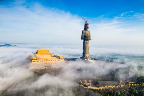 Ghé núi Thiên Mã, chiêm bái tượng Phật Quan Âm cao nhất Đông Nam Á- Ảnh 1. Mây vờn chùa Minh Đức - Ảnh: BÙI THANH TRUNG