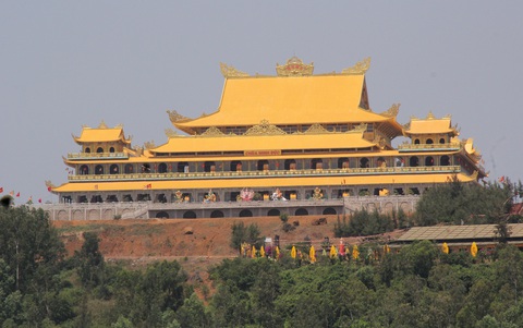 Ghé núi Thiên Mã, chiêm bái tượng Phật Quan Âm cao nhất Đông Nam Á- Ảnh 4. Chánh điện chùa Minh Đức và nhiều hạng mục đã cơ bản hoàn thành