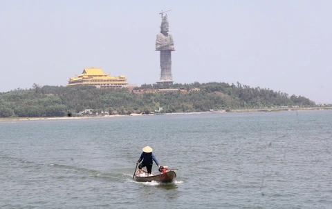 Ghé núi Thiên Mã, chiêm bái tượng Phật Quan Âm cao nhất Đông Nam Á- Ảnh 3. Chùa Minh Đức nằm cạnh sông Trà Khúc, đây là vị trí cực đẹp của Quảng Ngãi - Ảnh: TRẦN MAI