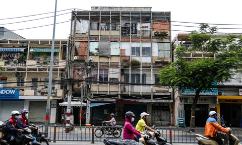 Nhà số 399 Lý Thường Kiệt, quận Tân Bình đang trống tầng trệt và lầu 1 - Ảnh: PHƯƠNG QUYÊN Nhà số 399 Lý Thường Kiệt, quận Tân Bình đang trống tầng trệt và lầu 1 - Ảnh: PHƯƠNG QUYÊN