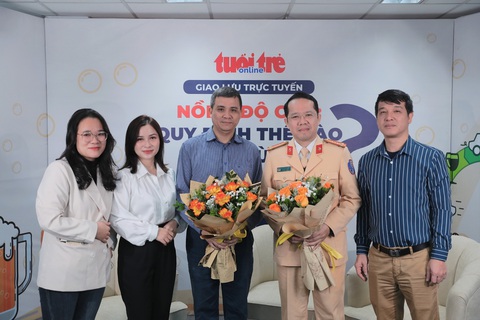 Quy định và xử phạt nồng độ cồn thế nào cho phù hợp?- Ảnh 2. Đại tá Nguyễn Quang Nhật - trưởng Phòng hướng dẫn tuyên truyền, điều tra giải quyết tai nạn giao thông, Cục Cảnh sát Giao thông, Bộ Công an, và TS.BS Nguyễn Trung Nguyên - giám đốc Trung tâm Chống độc, Bệnh viện Bạch Mai (thứ hai và ba từ phải sang) tại chương trình giao lưu trực tuyến sáng 4-3 - Ảnh: DANH KHANG