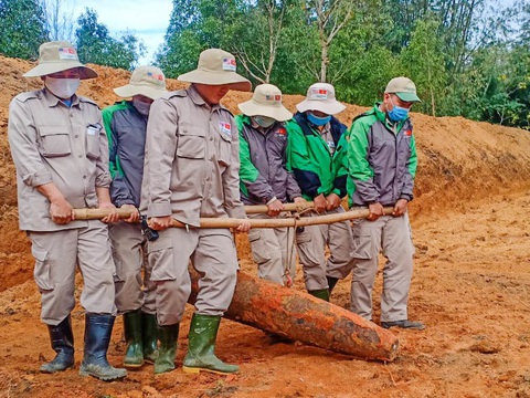 Tin tức sáng 5-3: Đề xuất xây dựng dự án Luật Tình trạng khẩn cấp; Số bom đạn còn khoảng 800.000 tấn- Ảnh 1. Cán bộ của tổ chức PeaceTrees Vietnam thực hiện rà phá bom mìn tại tỉnh Quảng Trị - Ảnh: PeaceTrees Vietnam