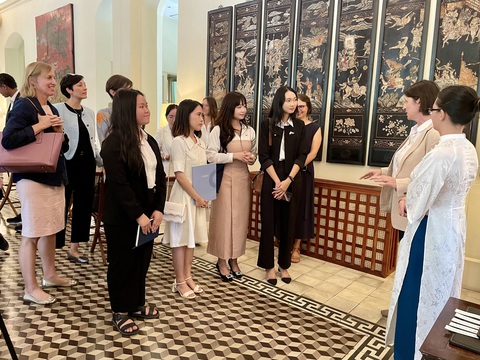 Bạn Lưu Thu Hằng (hàng đầu, thứ 2 từ trái sang) cho biết trong quá trình tham quan tại Tổng lãnh sự Đức, bạn được trải nghiệm cảm giác ký thư cảm ơn đối tác, ký một số công hàm - Ảnh: MINH KHÔI Lưu Thu Hằng (hàng đầu, thứ 2 từ trái sang) cho biết trong quá trình tham quan Tổng lãnh sự quán Đức, Hằng được trải nghiệm việc ký thư cảm ơn đối tác, ký một số công hàm - Ảnh: MINH KHÔI