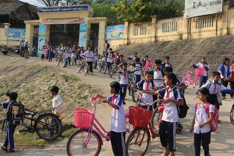 Học sinh Trường phổ thông dân tộc bán trú tiểu học và THCS Trà Hiệp được tặng xe đạp và hạnh phúc trở về nhà - Ảnh: TRẦN MAI Học sinh Trường phổ thông dân tộc bán trú tiểu học và THCS Trà Hiệp được tặng xe đạp và hạnh phúc trở về nhà - Ảnh: TRẦN MAI