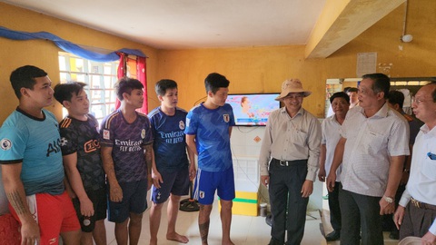Chủ tịch tỉnh Sóc Trăng kiểm tra, thăm hỏi học viên cơ sở cai nghiện có 191 người bỏ trốn- Ảnh 1. Lãnh đạo tỉnh Sóc Trăng thăm hỏi, động viện các học viên tại cơ sở cai nghiện - Ảnh: KHẮC TÂM