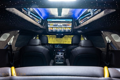 Kia Carnival độ sang như Rolls-Royce, giá ngang Mercedes-Benz S-Class- Ảnh 6. Màn hình 27 inch của Samsung giúp người ngồi sau giải trí trên chặng đường dài. Màn hình giải trí cho người ngồi sau cũng có trên Carnival Hi-Limousine chính hãng, tuy nhiên kích thước chỉ 21,5 inch. Ngoài ra, cả hai xe đều có bầu trời sao thường thấy trên những mẫu Rolls-Royce đẳng cấp cùng hệ thống âm thanh cao cấp. Tuy nhiên, trên mẫu xe chính hãng, bầu trời sao chỉ mặc định trên phiên bản Signature 4 cao cấp nhất, các bản bên dưới là tùy chọn