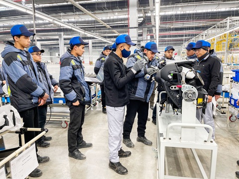 THACO KIA tham gia giám sát sản xuất xe Kia Sonet tại Uzbekistan- Ảnh 2. Kỹ sư THACO KIA theo dõi quá trình lắp ráp linh kiện rời