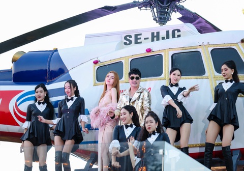 'Vua nhạc sàn' Lương Gia Huy đầu tư trực thăng, siêu xe quay MV- Ảnh 4. Lương Gia Huy, Saka Trương Tuyền và dàn vũ công tạo dáng bên trực thăng - đạo cụ đắt đỏ trong MV