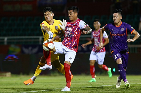 Vì sao CLB Bình Dương ‘tung cờ trắng’ trong cuộc đua vô địch?- Ảnh 1. CLB Bình Dương không có phong độ ổn định để đua vô địch - Ảnh: QUANG THỊNH