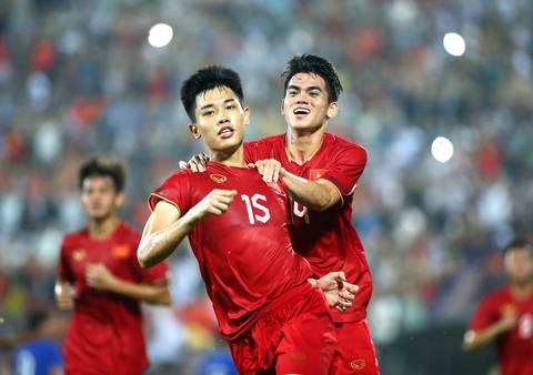 Vòng 12 V-League 2023 - 2024: Nam Định bứt tốc trong cuộc đua vô địch- Ảnh 4. Đình Bắc (số 15) đang là nỗi lo với HLV Troussier - Ảnh: HOÀNG TÙNG