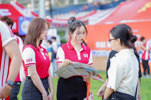 Trường đại học nhận hàng trăm hồ sơ xét học bạ ngay tại ngày hội tuyển sinh- Ảnh 1. Trường đại học nhận hàng trăm hồ sơ xét học bạ ngay tại ngày hội tuyển sinh- Ảnh 1.