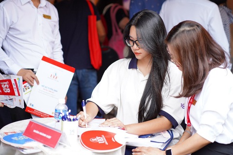 Trường đại học nhận hàng trăm hồ sơ xét học bạ ngay tại ngày hội tuyển sinh- Ảnh 2. Trường đại học nhận hàng trăm hồ sơ xét học bạ ngay tại ngày hội tuyển sinh- Ảnh 2.