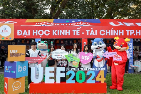 Trường đại học nhận hàng trăm hồ sơ xét học bạ ngay tại ngày hội tuyển sinh- Ảnh 3. Trường đại học nhận hàng trăm hồ sơ xét học bạ ngay tại ngày hội tuyển sinh- Ảnh 3.