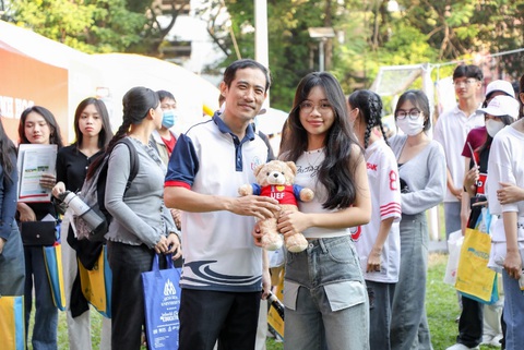 Trường đại học nhận hàng trăm hồ sơ xét học bạ ngay tại ngày hội tuyển sinh- Ảnh 5. Trường đại học nhận hàng trăm hồ sơ xét học bạ ngay tại ngày hội tuyển sinh- Ảnh 5.