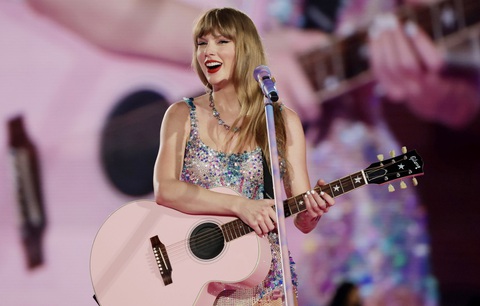 Taylor Swift trong đêm diễn mở màn Eras Tour ở Singapore Ảnh: TAS24/Getty Images Taylor Swift trong đêm diễn mở màn Eras Tour ở Singapore - Ảnh: TAS24/Getty Images