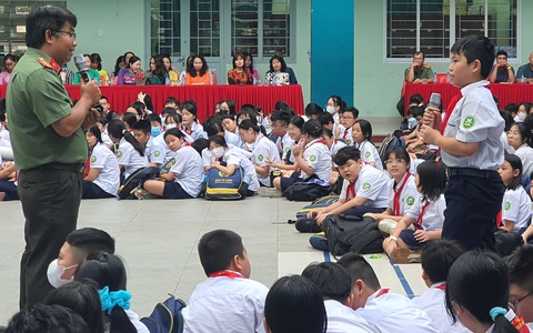 Nhiều học sinh cho biết bị bạn bè 'dụ' hút thuốc lá điện tử- Ảnh 1. Thiếu tá Võ Công Nghiệp (cán bộ đội an ninh Công an quận Tân Bình, TP.HCM) đặt câu hỏi cho học sinh về thuốc lá điện tử - Ảnh: H.HG