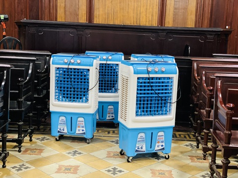 Bố trí hàng ngàn ghế ngồi cho người dự phiên tòa vụ Vạn Thịnh Phát- Ảnh 6. Do phiên tòa kéo dài và số lượng người tham dự phiên tòa nhiều, nên TAND TP.HCM bố trí thêm quạt hơi nước trong khu vực xét xử