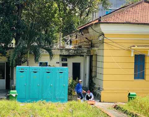 Bố trí hàng ngàn ghế ngồi cho người dự phiên tòa vụ Vạn Thịnh Phát- Ảnh 8. TAND TP.HCM đã lắp đặt thêm 4 nhà vệ sinh lưu động trong khuôn viên tòa án
