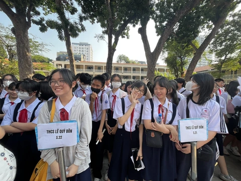 Học sinh thi vào lớp 10 có cần căn cước công dân?- Ảnh 1. Học sinh lớp 9 tại TP.HCM tham gia trải nghiệm ngày làm học sinh lớp 10 tại Trường THPT Lê Quý Đôn - Ảnh: MỸ DUNG