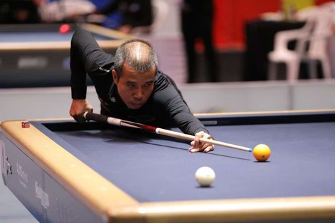 Trần Quyết Chiến lên hạng nhì thế giới sau khi vô địch World Cup billiards- Ảnh 1. Trần Quyết Chiến trong trận chung kết World Cup Bogota với Sidhom Sameh - Ảnh: COC