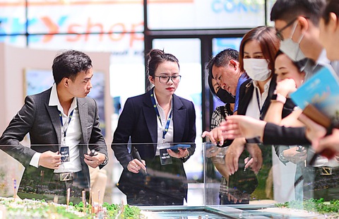 Nhân viên tư vấn bất động sản cho khách ở quận 1, TP.HCM - Ảnh: QUANG ĐỊNH Nhân viên tư vấn bất động sản cho khách ở quận 1, TP.HCM - Ảnh: QUANG ĐỊNH