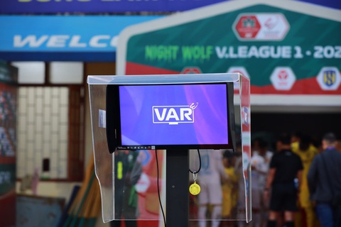 CLB Sông Lam Nghệ An đề nghị VPF trả lời về bàn thắng gây tranh cãi của Nam Định- Ảnh 1. VAR xuất hiện lần đầu tiên trên sân Vinh ở vòng 12 V-League 2023 - 2024 - Ảnh: TRUNG TRẦN