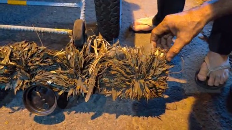 Rà hút được đinh chi chít trên quốc lộ 1 qua Thủ Đức- Ảnh 2. Khối lượng mảnh đinh thu gom được trong buổi tối lên đến 5kg - Ảnh: Người dân cung cấp