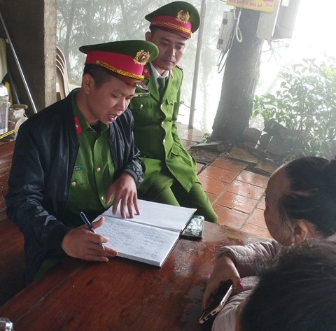 Lập biên bản người phụ nữ đến chùa Hương Tích làm 'thần hổ nhập'- Ảnh 2. Công an làm việc với người phụ nữ