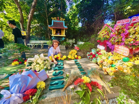 Du khách mong đường vào mộ bác sĩ Yersin sớm được làm mới- Ảnh 1. Khu mộ bác sĩ Yersin là nơi nhiều du khách đến thăm viếng - Ảnh: MINH CHIẾN