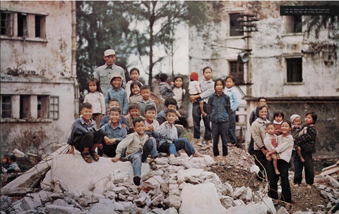 Phóng viên ảnh kỳ cựu Ishikawa Bun'yo: Nhà báo không có tuổi hưu- Ảnh 6. Các em nhỏ ở khu nhà tập thể Hai Bà Trưng, Hà Nội vừa bị ném bom - Ảnh: Ishikawa Bun'yo