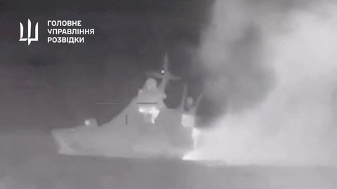 Hình cắt từ video do Ukraine đăng tải ngày 5-3, cho thấy khói bốc lên từ con tàu Sergey Kotov thuộc Hạm đội Biển Đen của Nga - Ảnh: REUTERS/BỘ QUỐC PHÒNG UKRAINE Ảnh cắt từ video do Ukraine đăng tải ngày 5-3, cho thấy khói bốc lên từ con tàu Sergei Kotov thuộc Hạm đội Biển Đen của Nga - Ảnh: REUTERS/BỘ QUỐC PHÒNG UKRAINE