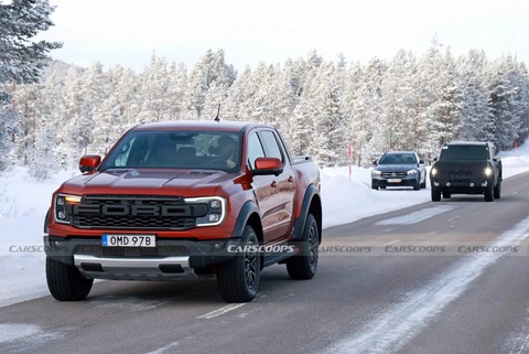 Kia ấn định tên Tasman cho bán tải mới, cạnh tranh Ford Ranger- Ảnh 2. Kia Tasman đã chạy thử ở Hàn Quốc và châu Âu một thời gian với vóc dáng lúc nào cũng vuông vắn, nam tính. Xe thậm chí còn được mang đi đo đạc với Ford Ranger Raptor - Ảnh: Carscoops