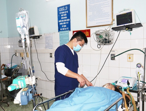 Bác sĩ Bệnh viện Đa khoa tỉnh Tuyên Quang chăm sóc cho nạn nhân vụ tai nạn xe khách - Ảnh: BVCC Bác sĩ Bệnh viện Đa khoa tỉnh Tuyên Quang chăm sóc cho nạn nhân vụ tai nạn xe khách - Ảnh: BVCC